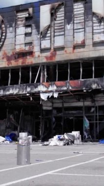 Bu stok dikey video, Bucha 'da yıkılan bir alışveriş merkezi binasını gösteriyor.