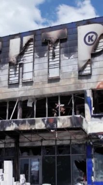 Bu stok dikey video, Bucha 'da yıkılan bir alışveriş merkezi binasını gösteriyor.