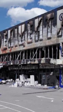 Bu stok dikey video, Bucha 'da yıkılan bir alışveriş merkezi binasını gösteriyor.