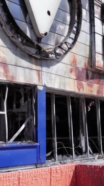 Bu stok dikey video, Bucha 'da yıkılan bir alışveriş merkezi binasını gösteriyor.