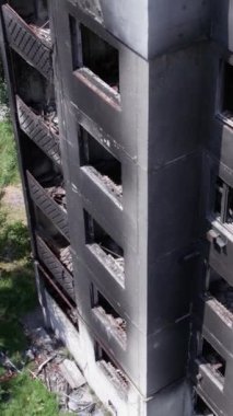 Bu borsa dikey videosu Ukrayna 'daki savaş sonrasını gösteriyor. Borodyanka' da yıkılan bir yerleşim yeri.