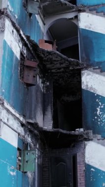 Bu borsa dikey videosu Ukrayna 'daki savaş sonrasını gösteriyor. Borodyanka' da yıkılan bir yerleşim yeri.