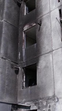 Bu borsa dikey videosu Ukrayna 'daki savaş sonrasını gösteriyor. Borodyanka' da yıkılan bir yerleşim yeri.