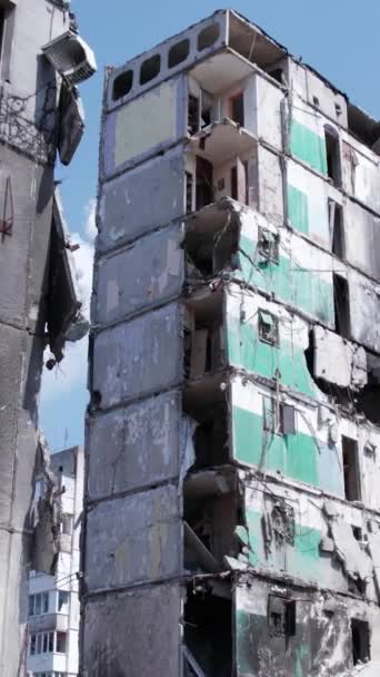 Este Vídeo Vertical Mostra Consequências Guerra Ucrânia Edifício Residencial Destruído — Vídeo de Stock