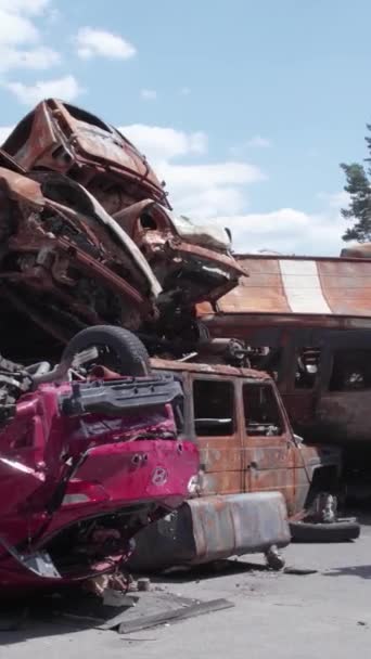 Este Video Vertical Muestra Vertedero Coches Quemados Irpin Distrito Bucha — Vídeos de Stock