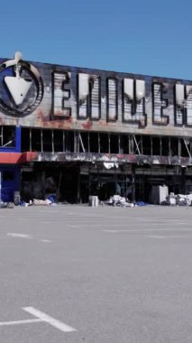 Bu stok dikey video, Bucha 'da yıkılan bir alışveriş merkezi binasını gösteriyor.