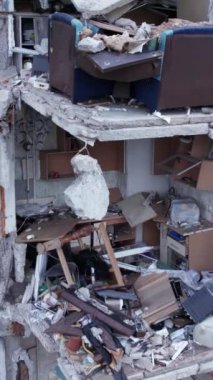 Bu borsa dikey videosu Ukrayna 'daki savaş sonrasını gösteriyor. Borodyanka' da yıkılan bir yerleşim yeri.