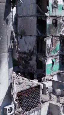 Bu borsa dikey videosu Ukrayna 'daki savaş sonrasını gösteriyor. Borodyanka' da yıkılan bir yerleşim yeri.