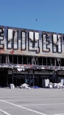 Bu stok dikey video, Bucha 'da yıkılan bir alışveriş merkezi binasını gösteriyor.