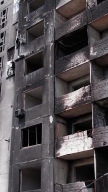 Bu borsa dikey videosu Ukrayna 'daki savaş sonrasını gösteriyor. Borodyanka' da yıkılan bir yerleşim yeri.