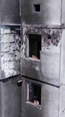 Bu borsa dikey videosu Ukrayna 'daki savaş sonrasını gösteriyor. Borodyanka' da yıkılan bir yerleşim yeri.