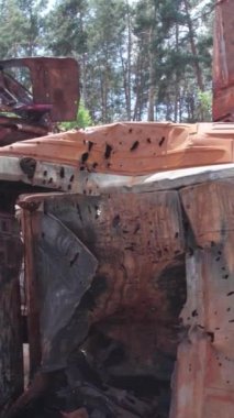 Bu stok dikey video Irpin, Bucha bölgesinde bir kurşun ve yanmış araba dökümü gösteriyor.