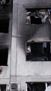 Bu borsa dikey videosu Ukrayna 'daki savaş sonrasını gösteriyor. Borodyanka' da yıkılan bir yerleşim yeri.