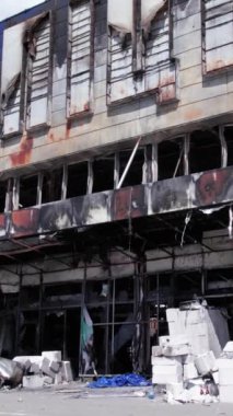 Bu stok dikey video, Bucha 'da yıkılan bir alışveriş merkezi binasını gösteriyor.