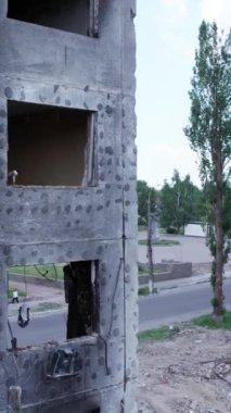 Bu borsa dikey videosu Ukrayna 'daki savaş sonrasını gösteriyor. Borodyanka' da yıkılan bir yerleşim yeri.