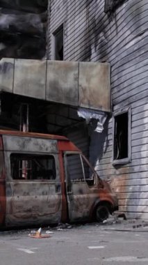 Bu stok dikey video, Bucha 'da yıkılan bir alışveriş merkezi binasını gösteriyor.