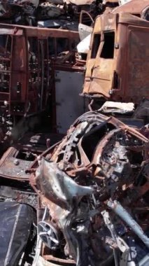 Bu stok dikey video Irpin, Bucha bölgesinde bir kurşun ve yanmış araba dökümü gösteriyor.