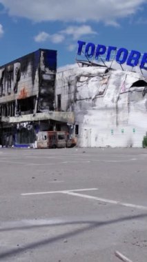 Bu stok dikey video, Bucha 'da yıkılan bir alışveriş merkezi binasını gösteriyor.