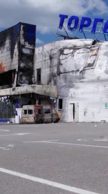 Bu stok dikey video, Bucha 'da yıkılan bir alışveriş merkezi binasını gösteriyor.