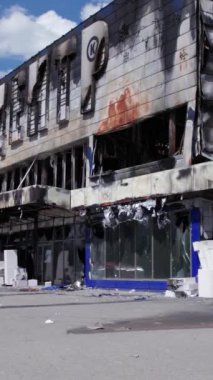 Bu stok dikey video, Bucha 'da yıkılan bir alışveriş merkezi binasını gösteriyor.