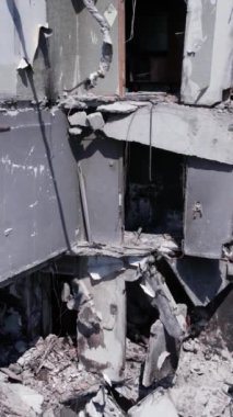 Bu borsa dikey videosu Ukrayna 'daki savaş sonrasını gösteriyor. Borodyanka' da yıkılan bir yerleşim yeri.