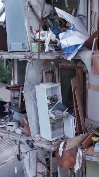 Este Video Vertical Muestra Las Secuelas Guerra Ucrania Edificio Residencial — Vídeos de Stock