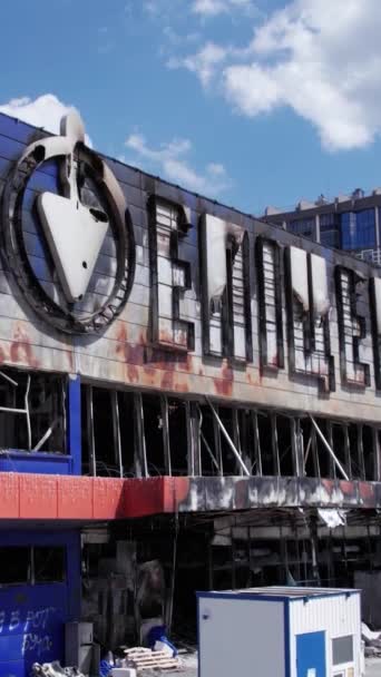 Stock Vertical Video Shows Destroyed Building Shopping Center Bucha — 图库视频影像