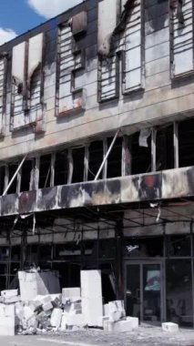 Bu stok dikey video, Bucha 'da yıkılan bir alışveriş merkezi binasını gösteriyor.