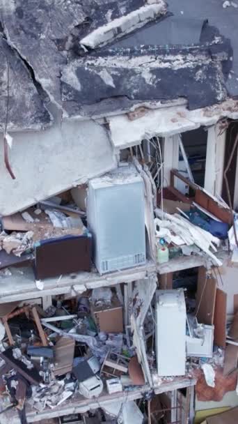 Este Video Vertical Muestra Las Secuelas Guerra Ucrania Edificio Residencial — Vídeos de Stock