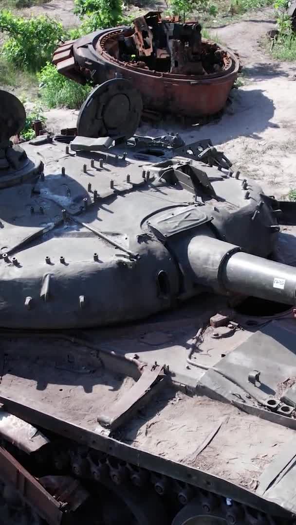 このストック垂直ビデオは ウクライナで破壊された軍事機器の空中ビューを示しています — ストック動画