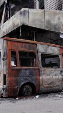 Bu stok dikey video, Bucha 'da yıkılan bir alışveriş merkezi binasını gösteriyor.