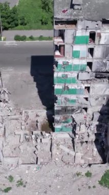 Bu borsa dikey videosu Ukrayna 'daki savaş sonrasını gösteriyor. Borodyanka' da yıkılan bir yerleşim yeri.