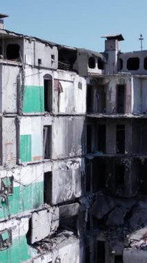 Bu borsa dikey videosu Ukrayna 'daki savaş sonrasını gösteriyor. Borodyanka' da yıkılan bir yerleşim yeri.