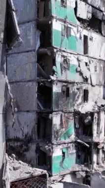 Bu borsa dikey videosu Ukrayna 'daki savaş sonrasını gösteriyor. Borodyanka' da yıkılan bir yerleşim yeri.