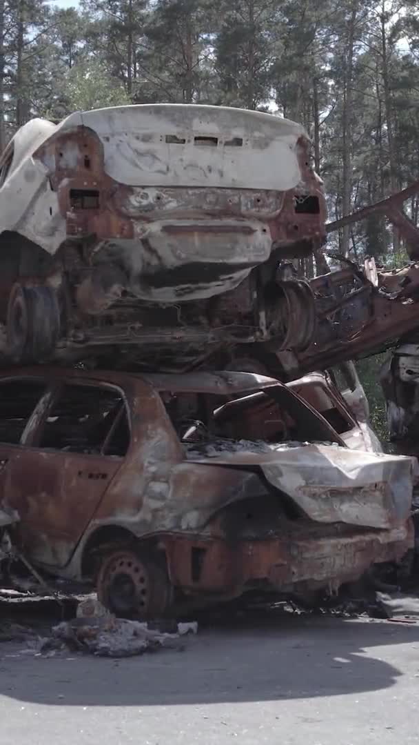 Questo Video Verticale Mostra Una Discarica Auto Sparate Bruciate Nel — Video Stock