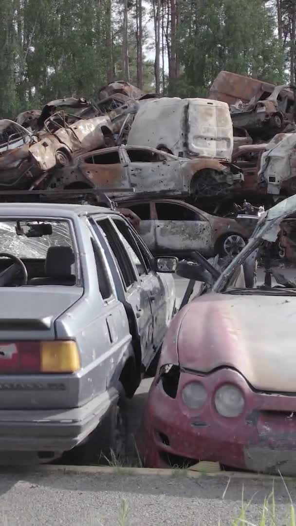 Dieses Vertikale Archivvideo Zeigt Einen Müllhaufen Aus Angeschossenen Und Verbrannten — Stockvideo