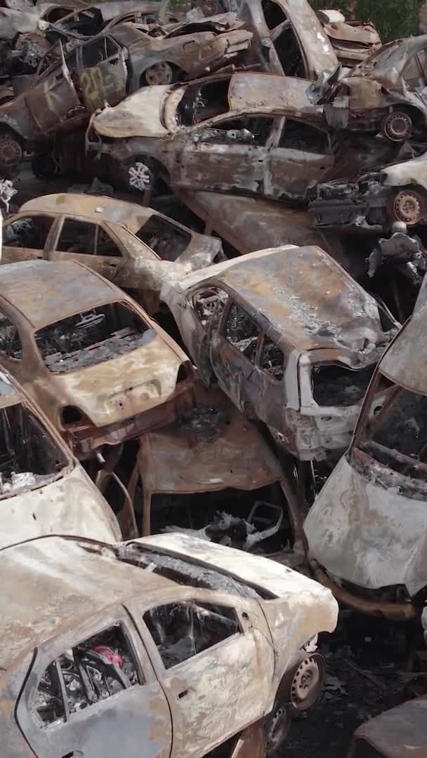 Ten Pionowy Film Pokazuje Wysypisko Strzał Spalonych Samochodów Irpin Bucha — Wideo stockowe