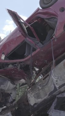 Bu stok dikey video Irpin, Bucha bölgesinde gri, düz, renksiz, yanmış arabaları gösteriyor.