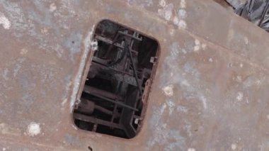 Bu stok dikey video Irpin, Bucha bölgesinde gri, düz, renksiz, yanmış arabaları gösteriyor.
