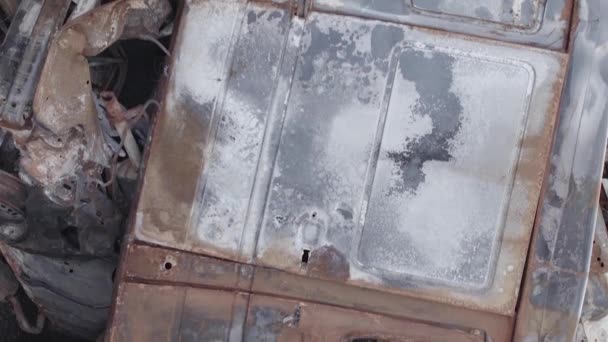 这盘股票的垂直录像显示 在布查地区的伊尔平 没有颜色的地方 有大量的枪弹和燃烧的汽车 — 图库视频影像