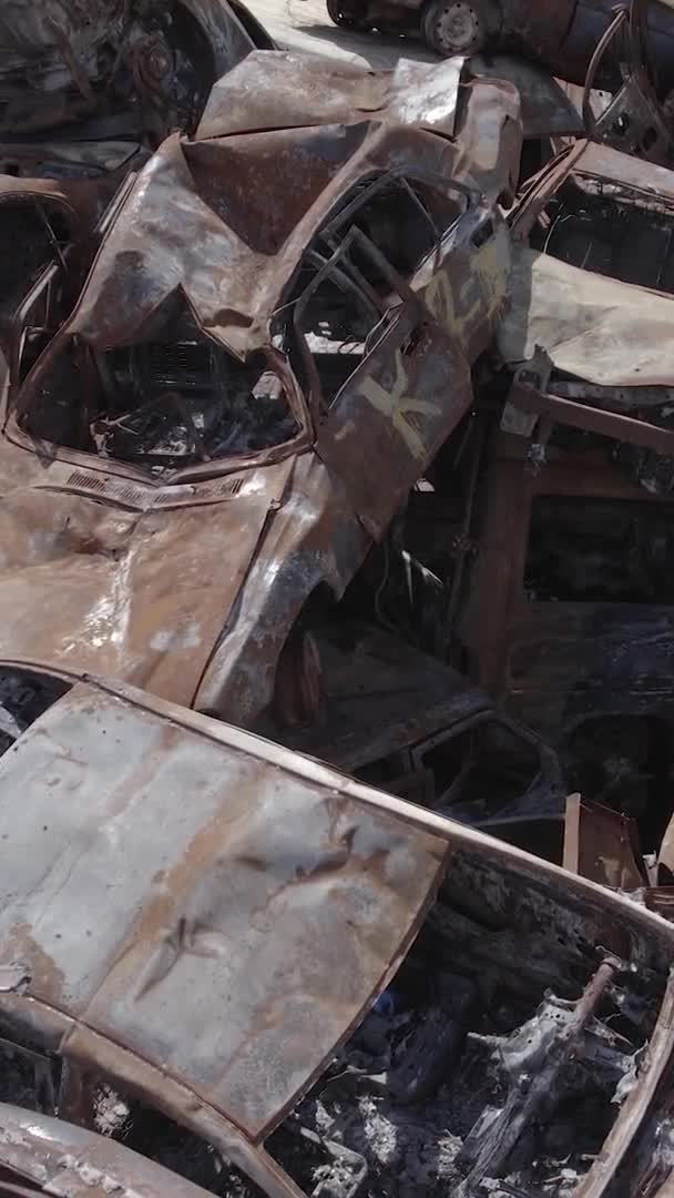 Questo Video Verticale Mostra Una Discarica Auto Sparate Bruciate Nel — Video Stock