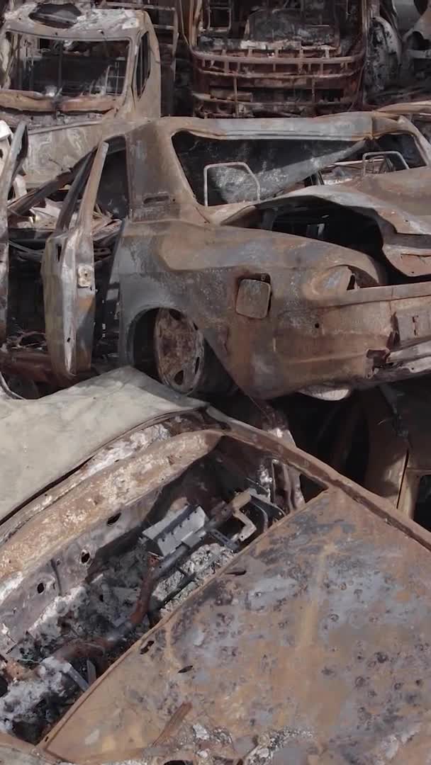 Questo Video Verticale Mostra Una Discarica Auto Sparate Bruciate Nel — Video Stock