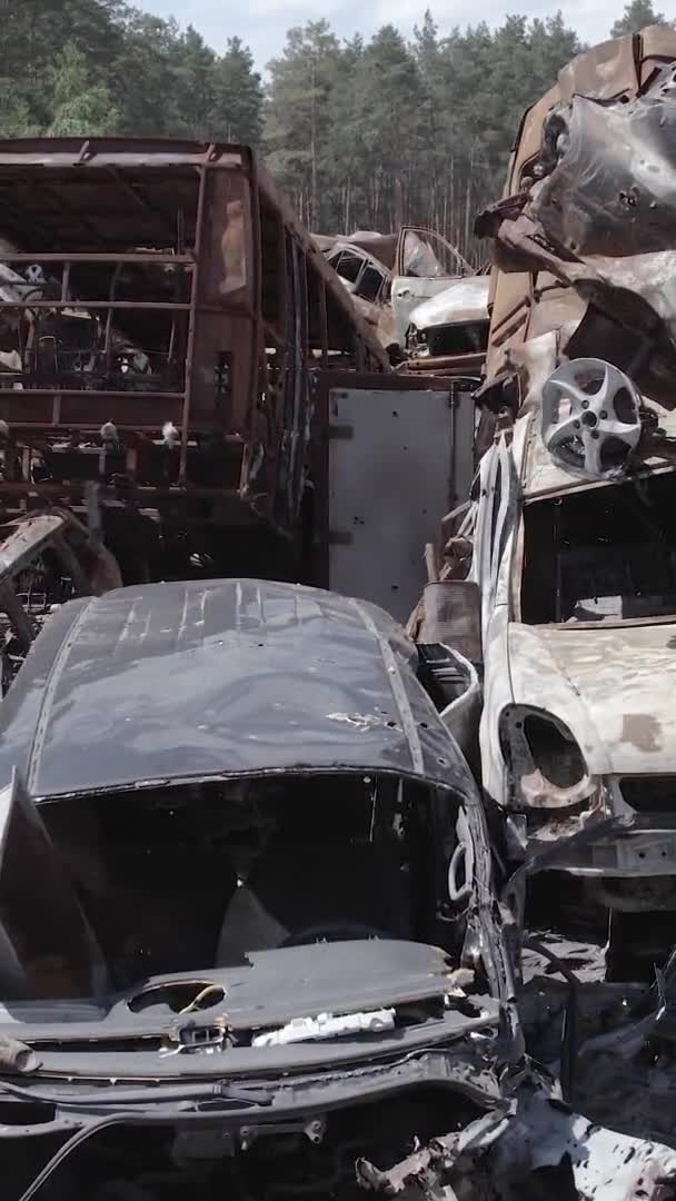 Denne Loddrette Videoen Viser Haug Med Ødelagte Biler Irpin Bucha – stockvideo