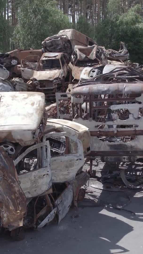 Questo Video Verticale Mostra Una Discarica Auto Sparate Bruciate Nel — Video Stock