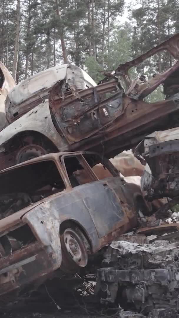 Questo Video Verticale Mostra Una Discarica Auto Sparate Bruciate Nel — Video Stock