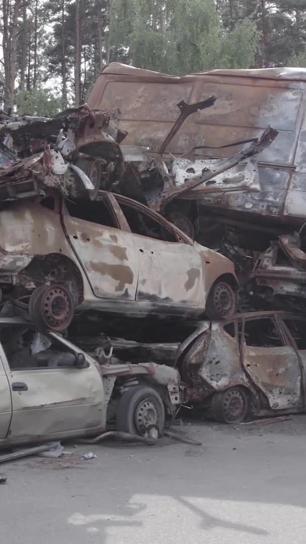 Questo Video Verticale Mostra Una Discarica Auto Sparate Bruciate Nel — Video Stock