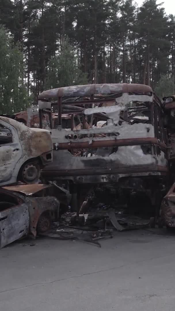 Este Video Vertical Muestra Volcado Coches Quemados Irpin Distrito Bucha — Vídeo de stock