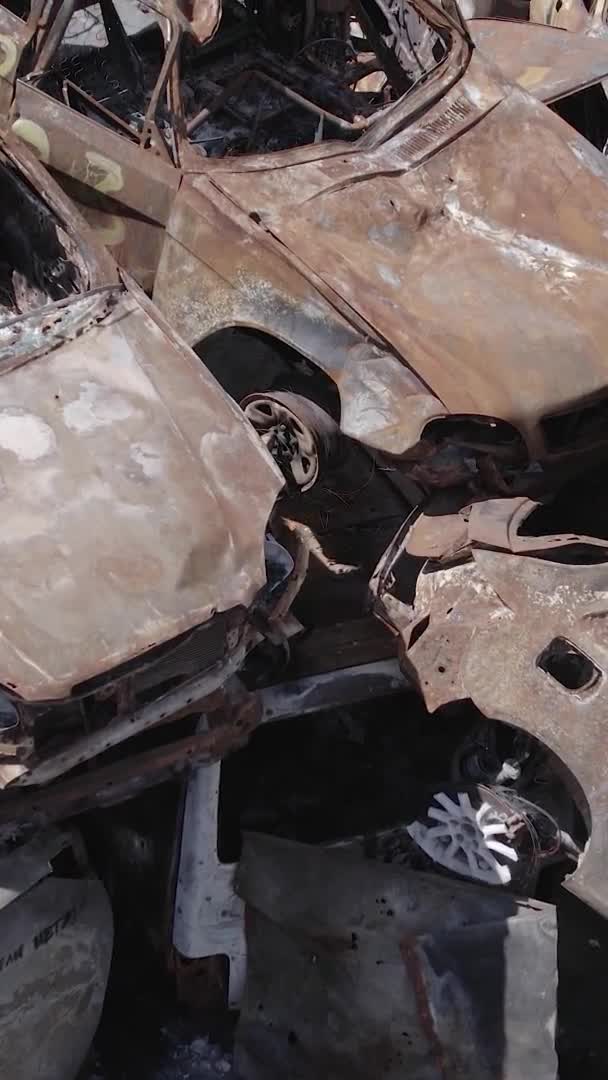 Questo Video Verticale Mostra Una Discarica Auto Sparate Bruciate Nel — Video Stock