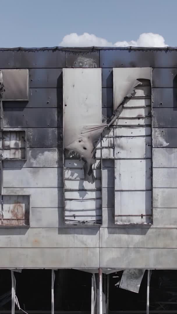 Stock Vertical Video Shows Destroyed War Building Shopping Center Bucha — Αρχείο Βίντεο
