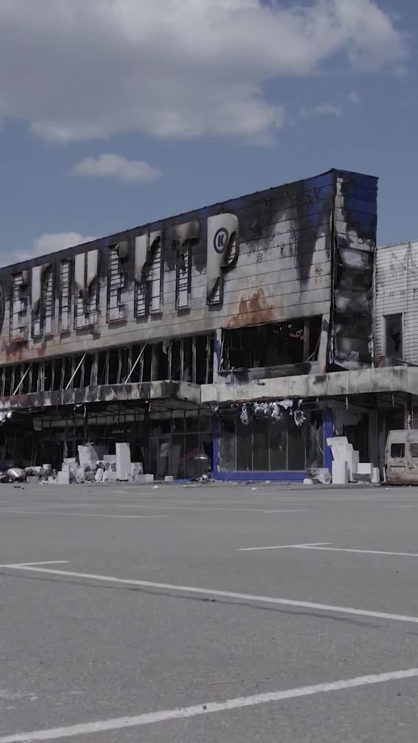 Dieses Vertikale Archivvideo Zeigt Ein Kriegszerstörtes Einkaufszentrum Bucha Ukraine Zeitlupe — Stockvideo